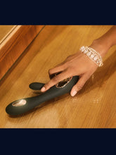 Load image into Gallery viewer, LELO SORAYA Wave° 金手指 Deep Rose